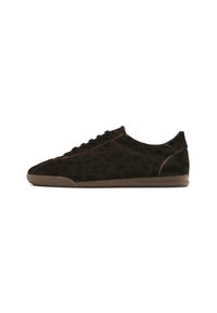Sneaker con stampa leopardata in pelliccia sintetica marrone scuro, punta arrotondata, suola piatta in gomma e design classico con lacci.