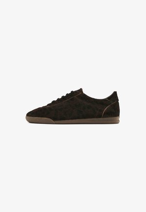 Leopardprint sneakers in donkerbruin nepbont met een ronde neus, platte rubberen zool en klassieke vetersluiting.
