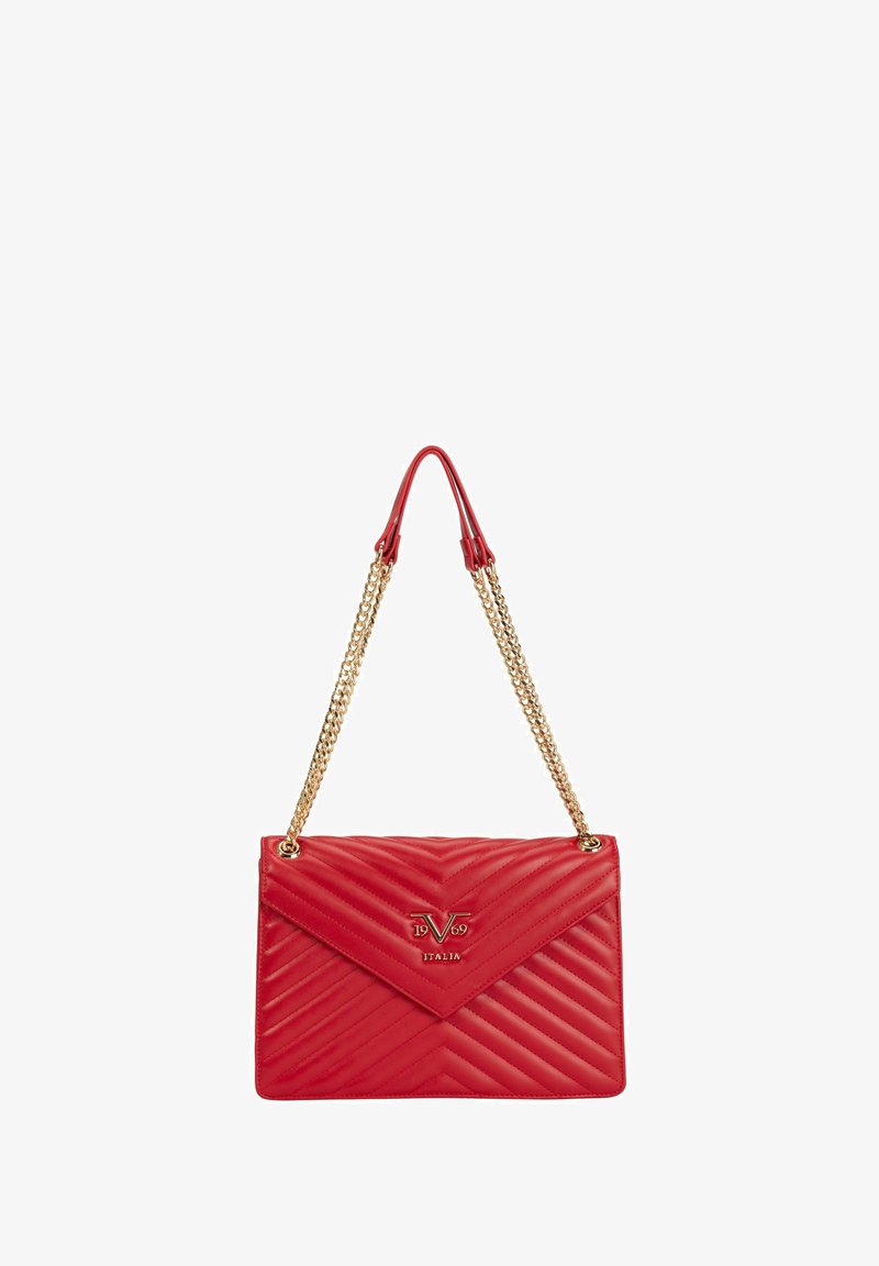 Rote gesteppten Lederhandtasche mit einem goldenen Kettenriemen und Klappenverschluss. Verfügt über ein Logo-Akzent und ein Zickzackmuster.