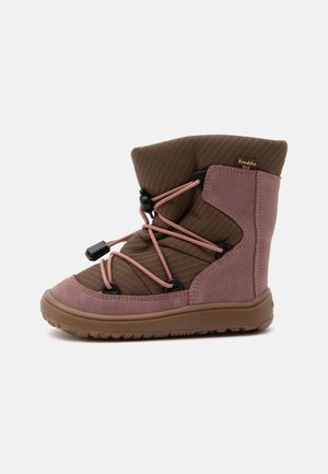 Bottes d’hiver enfant mi-mollet marron et mauve avec lacets élastiques réglables et semelle en caoutchouc pour usage extérieur.