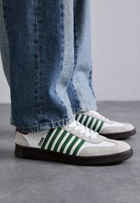 Trainers - white
