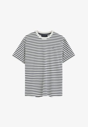 Weißes T-Shirt mit Rundhalsausschnitt und kurzen Ärmeln, das dünne schwarze horizontale Streifen und ein kleines gesticktes Logo auf der linken Brust zeigt.