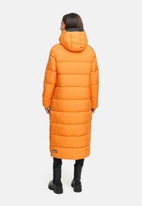 Oranje pufferjas met een capuchon, voorzien van horizontale stiksels, een knielange ontwerp en zwarte accenten bij de hals en de zoom.
