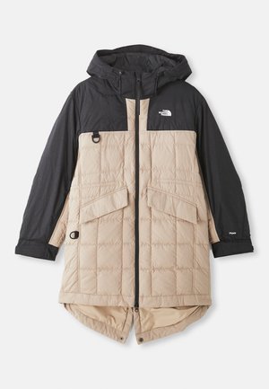 Dvojfarebný béžovo-čierny prešívaný parka s kapucňou, predným zipsom, klopovými vreckami, nastaviteľnými manžetami a logom The North Face na hrudi.