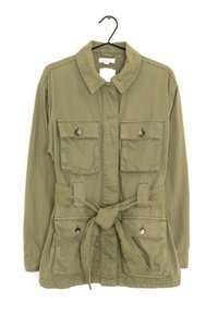 Giacca verde oliva con colletto, laccio frontale e due tasche sul petto. Presenta bottoni e un tessuto a trama.