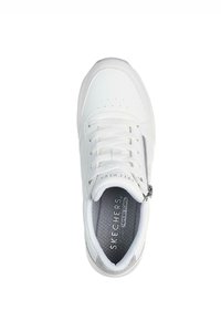 Sneaker bianco con tomaia in pelle liscia, chiusura con lacci, accentatura con zip, colletto imbottito e soletta in memory foam grigia. Presenta un design perforato.