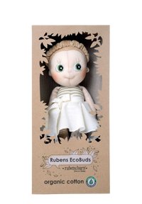 Miękka lalka wykonana z organicznej bawełny, z jasną sukienką z kokardą, pasiaste nogi i dużymi zielonymi oczami. Zapakowana w ekologicznym pudełku.