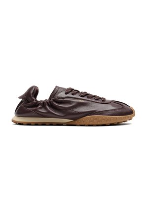 Ciemnobrązowy skórzany sneaker z teksturowaną jasnobrązową gumową podeszwą i elastyczną piętą, pokazany w widoku z boku na białym tle.