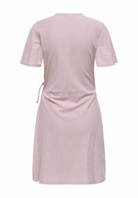 Robe rayée rose et blanche, avec des manches courtes et un détail à cordon au niveau de la taille, fabriquée en tissu doux et léger.