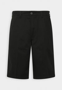 Shorts noirs longueur genou avec fermeture à bouton, passants pour ceinture et devant plat.