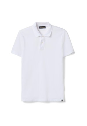 Polo bianca a maniche corte con colletto e due bottoni, con una piccola etichetta nera sull'orlo inferiore e un'etichetta del marchio all'interno del colletto.