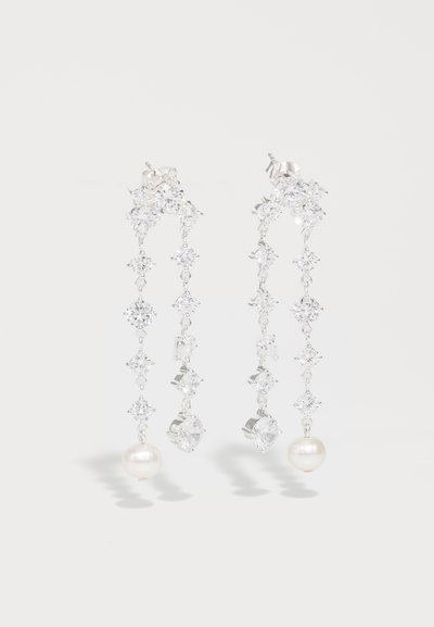 Cercei din argint cu un design în cascadă, accentuați cu cristale clare și perle, reflectând lumina prin detalii intricate.