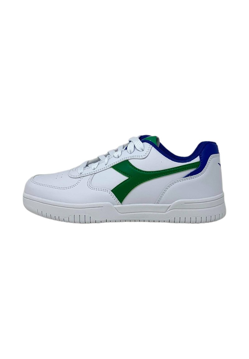 Witte sportieve schoen met groene en blauwe accenten, glad synthetisch bovenwerk, vetersluiting en gestructureerde rubberen zool.