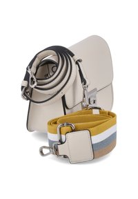 Borsa a tracolla in pelle beige con pattina pieghevole, dotata di due tracolle staccabili: una nera e una a righe gialle, bianche, grigie e marroni.
