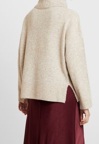 someday. Stickad tröja - beige