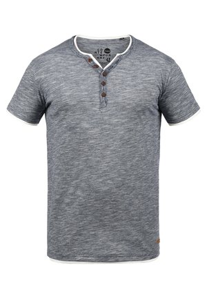 Graues, kurzärmliges T-Shirt aus strukturiertem Stoff mit einem Henley-Ausschnitt, der drei braune Knöpfe und kontrastierende weiße Akzente am Kragen aufweist.