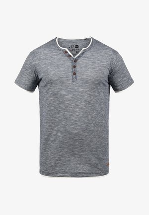 Graues, kurzärmliges T-Shirt aus strukturiertem Stoff mit einem Henley-Ausschnitt, der drei braune Knöpfe und kontrastierende weiße Akzente am Kragen aufweist.