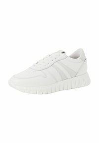 Baskets de sport blanches en matériau synthétique, avec un bout arrondi, des lacets et une semelle en caoutchouc texturée avec des stries horizontales.