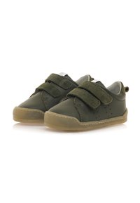 Scarpe in pelle verde con due strap in velcro, suole in gomma color sabbia, dettaglio laterale perforato e una fodera morbida. Linguetta corta sul retro per facilitarne l'indossamento.