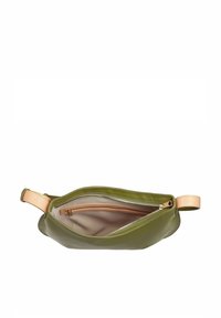 Borsa in pelle verde oliva con una superficie morbida, chiusura a doppia cerniera e interno rosa chiaro. Presenta una tracolla di colore pesca per il trasporto.