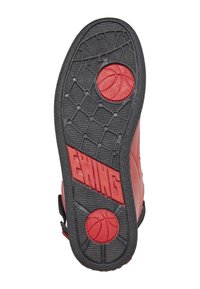 Semelle en caoutchouc noir avec un motif de basketball rouge. Comprend une texture grip et une marque prononcée "EWING" en relief rouge. Conçue pour l'adhérence.
