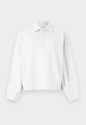 Lichtgrijze pullover met lange mouwen, een kraag en drie knopen op de sluitlijst, geribbelde manchetten en een iets kortere zoom.