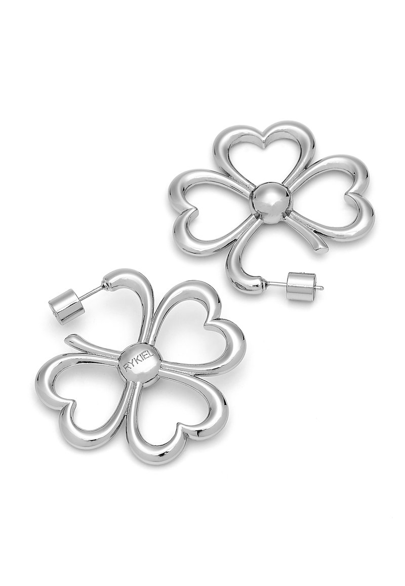 Boucles d'oreilles en argent en forme de trèfle à quatre feuilles, avec des surfaces lisses et brillantes et une perle centrale portant une marque gravée.
