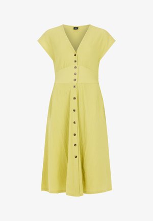 Vestido amarillo de longitud a la rodilla con un acabado texturizado, escote en V, mangas cortas y botones en la parte delantera. Forma de A con cintura entallada.