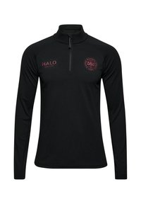 Svart långärmad tröja med halvdragkedja i kragen. Har ett texturerat tyg och broderade röda logotyper på bröstet och ärmen.