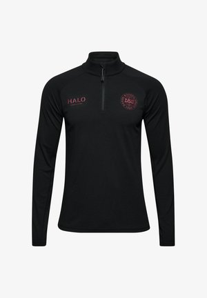 Czarna, długo-sługowa bluza z pół-zamkiem przy kołnierzu. Posiada teksturowany materiał oraz haftowane czerwone logo na klatce piersiowej i rękawie.