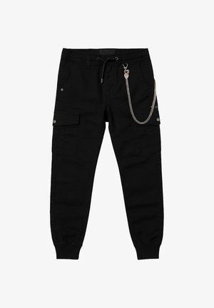 Pantaloni cargo neri in cotone con elastico in vita, dotati di molteplici tasche laterali e un dettaglio in catena argentata.