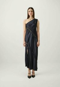 Rochie din mătase bleumarin cu un design asimetric pe un umăr, detalii din dantelă și o fanta până la coapsă, având o textură netedă și un croi până la podea.