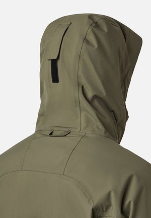 Olivgrüne, wasserdichte Jacke mit einer figurbetonten Kapuze, sichtbaren Nähten und einer Schlaufe zum Befestigen von Zubehör auf der Rückseite.