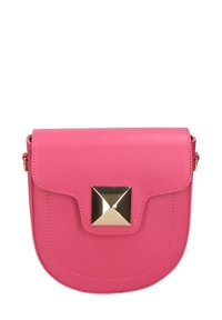 Borsa a tracolla in pelle sintetica rosa con patta, caratterizzata da un accento in metallo dorato a forma di piramide sul davanti e dettagli cuciti lungo i bordi.