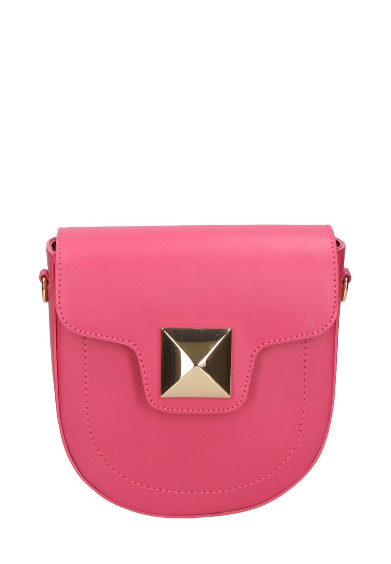Borsa a tracolla in pelle sintetica rosa con patta, caratterizzata da un accento in metallo dorato a forma di piramide sul davanti e dettagli cuciti lungo i bordi.