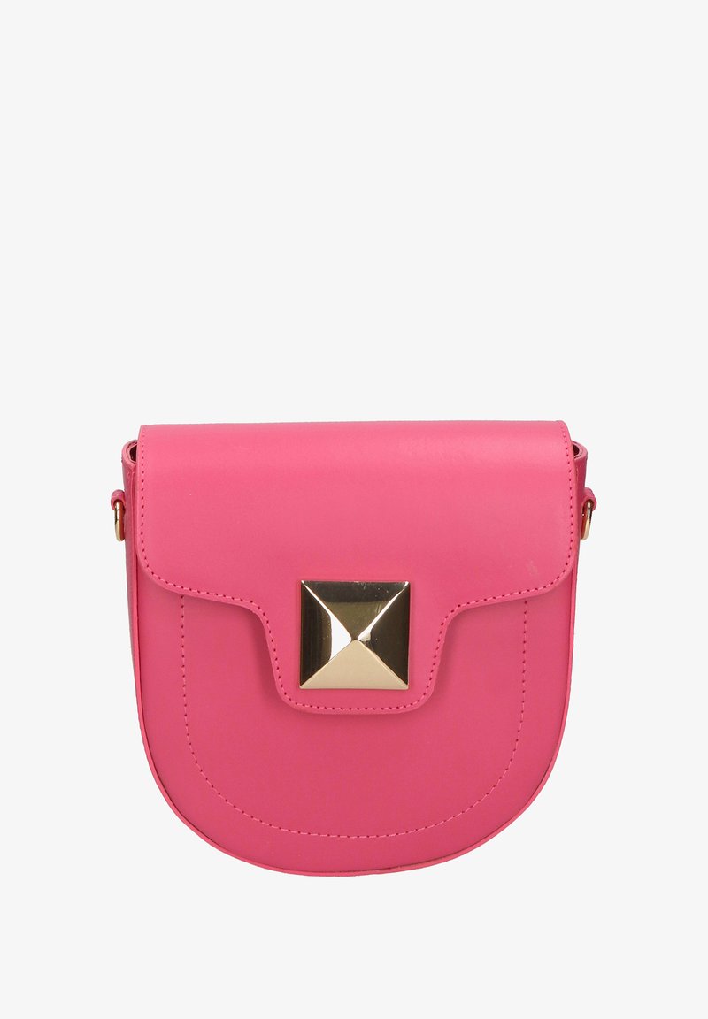 Borsa a tracolla in pelle sintetica rosa con patta, caratterizzata da un accento in metallo dorato a forma di piramide sul davanti e dettagli cuciti lungo i bordi.