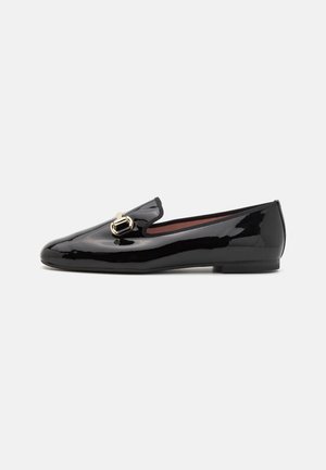 Musta kiiltävistä nahasta valmistetut loaferit, joissa on pyöristetty varvas, kultasävyinen yksityiskohta päällisessä ja matala, tasapohjainen korko.