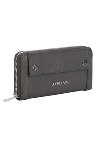 Portafoglio grigio testurizzato con chiusura a zip, dotato di una patta magnetica, accenti con logo e un design elegante. Misura circa 20 cm di lunghezza.