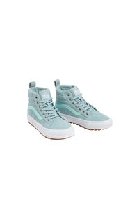 Hoge sneakers in lichtteal suède met witte rubberen zolen en gumtractie, voorzien van metalen ooggaten en een gevoerd kraagje voor comfort.