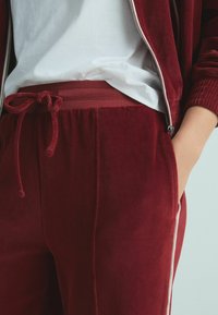 Next JOGGERS - Träningsbyxor - burgundy red