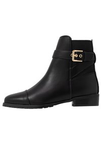 Schwarze Knöchelstiefel aus glattem Leder mit runder Zehenpartie, seitlichem elastischen Einsatz und einem goldfarbenen Schnallenakzent an dem Riemen über dem Knöchel.