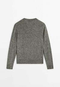 Grå langærmet strikket sweater med ribstrikkede manchetter, kant og rund halsudskæring, lagt fladt så bagsiden vises.