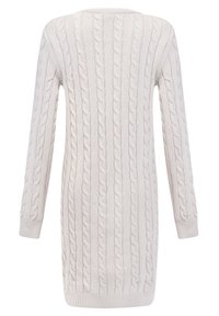 Abito in maglia cablata di colore beige chiaro. Presenta maniche lunghe, scollo rotondo e un motivo testurizzato con evidenti dettagli a treccia.