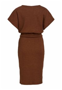 Robe en maille marron à manches courtes avec une taille ajustée et une jupe crayon longueur genou, vue de dos sur un fond blanc.