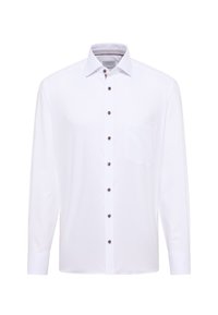 Camicia bianca a maniche lunghe con bottoni frontali, bottoni marroni e taschino sul petto. Presenta una fodera del colletto a motivo e una texture liscia.