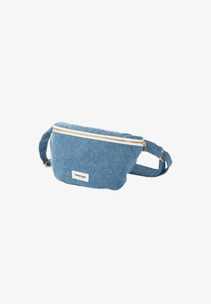Pochette taille en denim bleu avec une fermeture éclair dorée, bandoulière réglable et étiquette en tissu. Compacte, texture douce avec un design simple. Idéale pour transporter les essentiels.