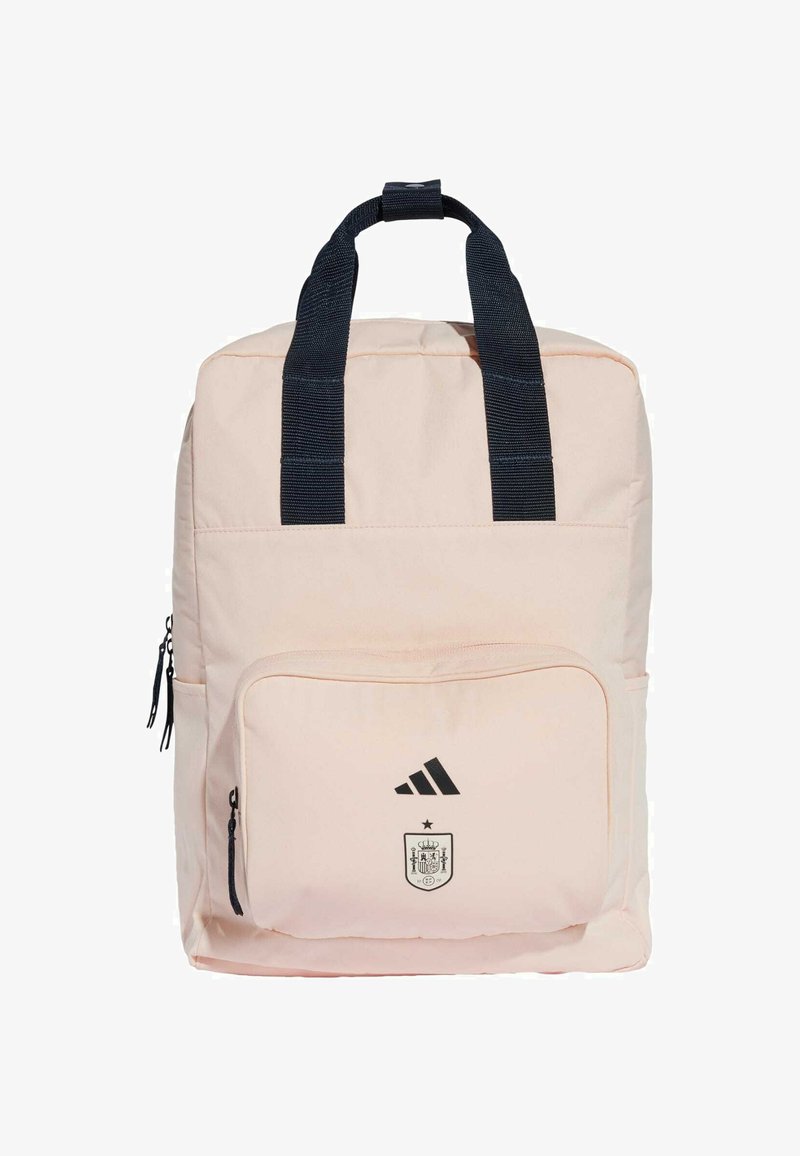 Zaino rosa con dettagli neri, dotato di due manici superiori, tasca frontale con zip e logo stampato di Adidas con lo stemma della Spagna.