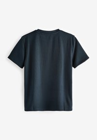 Camisa de manga corta azul oscuro con escote redondo, hecha de una suave tela texturizada con un sutil patrón. Diseño limpio y minimalista.