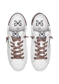 Des baskets blanches en cuir avec des lacets à imprimé léopard, un accent en forme d'étoile sur le côté, et une marque sur la languette. Semelle plate.