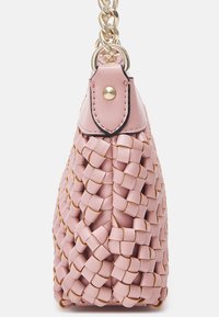 Vævet rosa lædertaske med en struktureret design, kontrasterende guldhardware og et karakteristisk teksturmønster.
